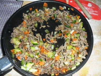 preparate-il-ripieno-con-carne-verdure-e-zenzero