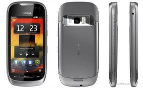 Nokia 701 con versione firmware 113.010.0205, che dovrebbe corrispondere alla Feature Pack 2 di Nokia Belle.