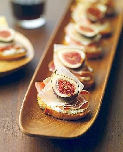 Dadi di pane con prosciutto e fichi