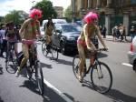 Nudi in bicicletta per protestare !