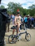 Nudi in bicicletta per protestare !