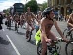 Nudi in bicicletta per protestare !