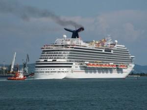 Olbia Attracca la Carnival Breeze, folklore ed escursione di 4000 passeggeri