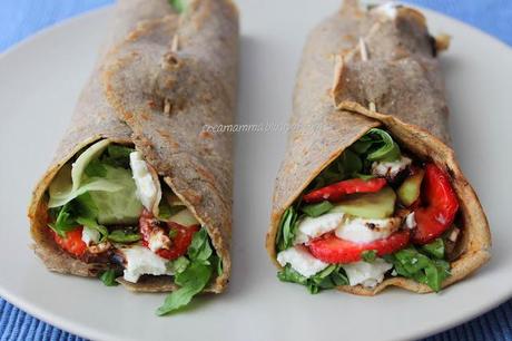 Crepe di grano saraceno con fragole, feta, rucola, cetriolo e aceto balsamico