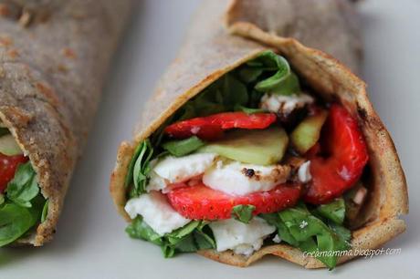 Crepe di grano saraceno con fragole, feta, rucola, cetriolo e aceto balsamico