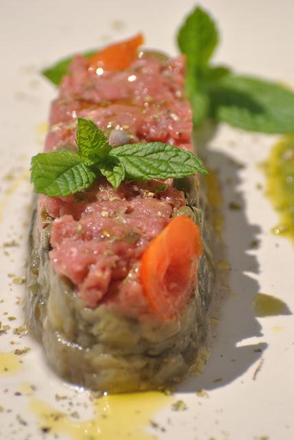 Tartare di scottona in concia di capperi e pachino con melanzane tiepida al profumo di basilico