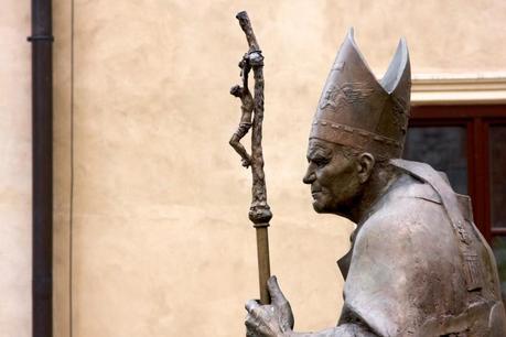Karol Wojtyla, il Papa polacco fu eroe o scandalo della Chiesa?