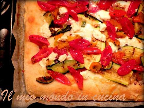 PIZZA CON VERDURE GRIGLIATE TAPENADE E FETA