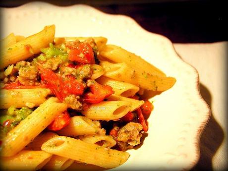 PENNE PICCANTINE CON BROCCOLI, SALSICCIA, POMODORINI