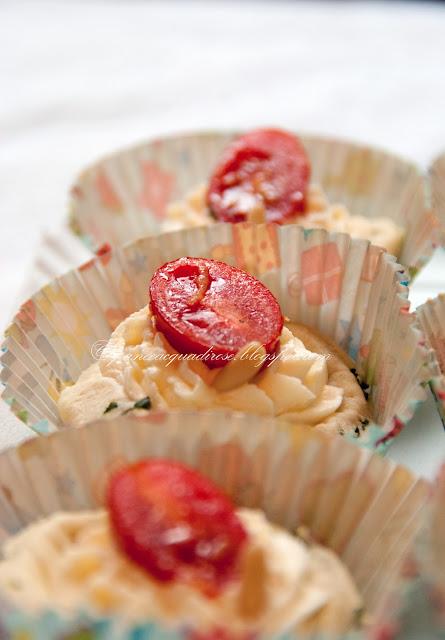 Tartellette salate al basilico con crema di formaggio e pomodorini (Salty basil tartlets with cheese cream and cherry tomatos)