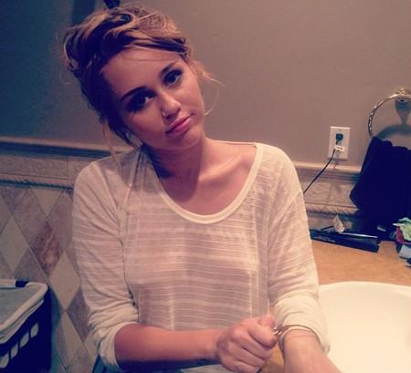Sotto la maglia di Miley Cyrus ancora niente - Ma il problema è l'Autolesionismo di Miley