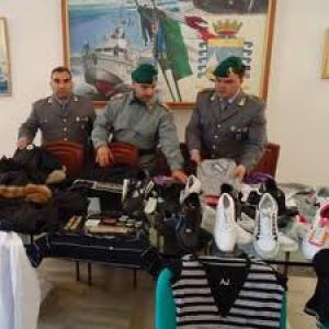 Reggio Calabria: sequestrati 4000 capi d'abbigliamento contraffatti.
