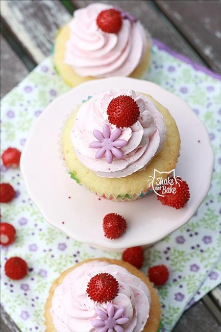 Coconut and strawberry cupcakes