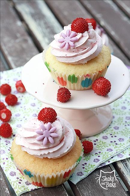 Coconut and strawberry cupcakes