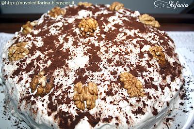 Torta  alle noci e caffè farcita di crema al mascarpone e caffè