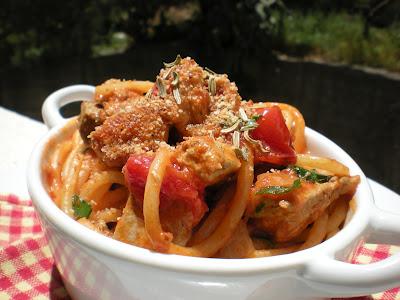 Spaghetti al tonno con pane tostato e semi di finocchio