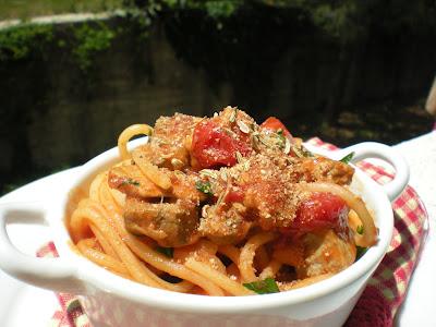 Spaghetti al tonno con pane tostato e semi di finocchio