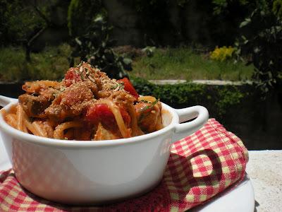 Spaghetti al tonno con pane tostato e semi di finocchio