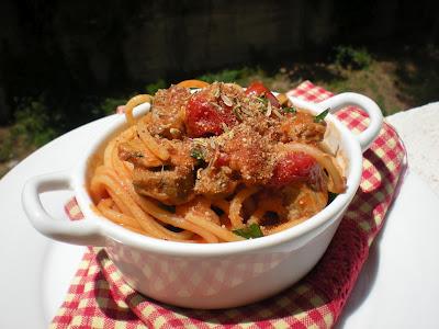 Spaghetti al tonno con pane tostato e semi di finocchio