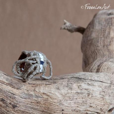 Anello in corda rivestita di sabbia e decorato con frammenti di conchiglie