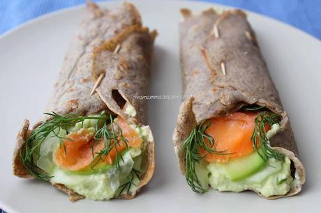 Crepe di grano saraceno con salmone affumicato, rucola e crema di avogado e cetriolo