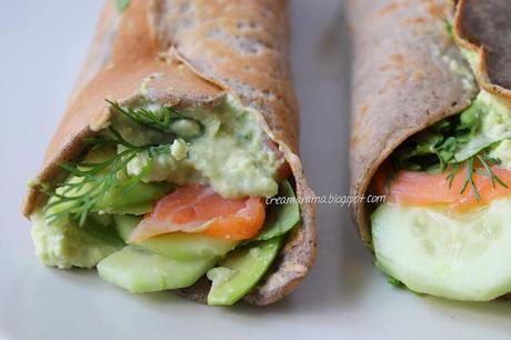 Crepe di grano saraceno con salmone affumicato, rucola e crema di avogado e cetriolo