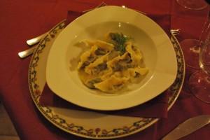 Primo piatto vegetariano Raviole all’erba Luisa,morbidi fagottini di pasta