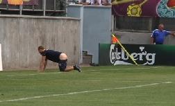 VIDEO – Ecco un nuovo tipo di allenamento di mira della Svezia,tiri sul sedere di un calciatore!