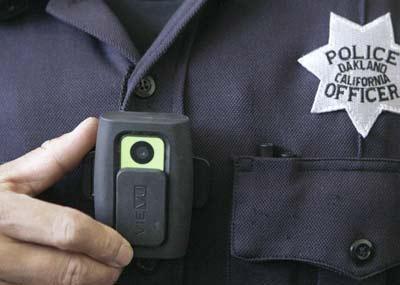 UniformPoliceCamera Il poliziotto con la videocamera nel taschino