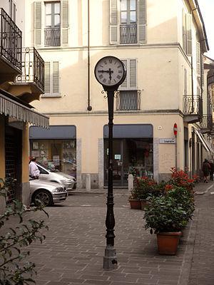 Italiano: Orologio stradale a Lodi in corso Roma