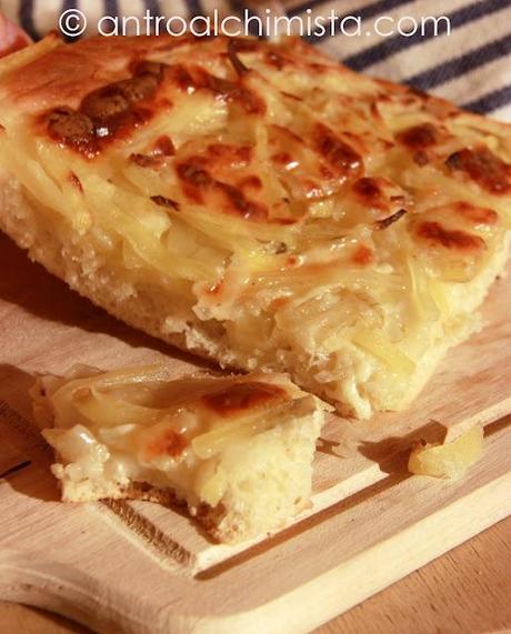 Focaccia con Patate, Cipolle e Scamorza