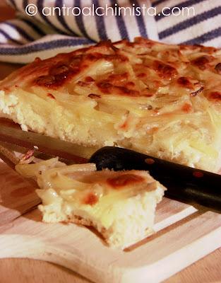 Focaccia con Patate, Cipolle e Scamorza