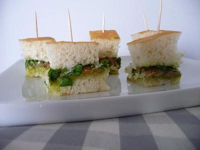 BOCCONCINI di FOCACCIA al PESTO e SALMONE