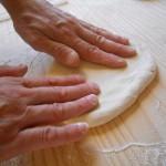 lavorare l'impasto della pizza