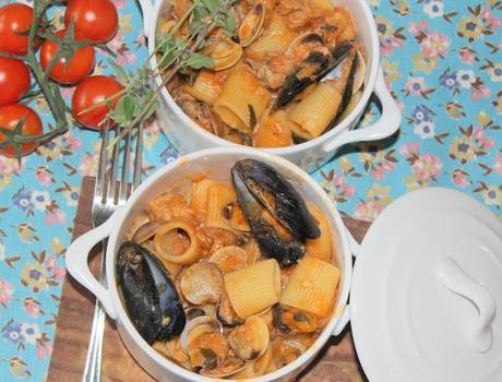 Mezze maniche con cozze e vongole in cocotte