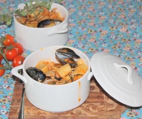 Mezze maniche con cozze e vongole in cocotte