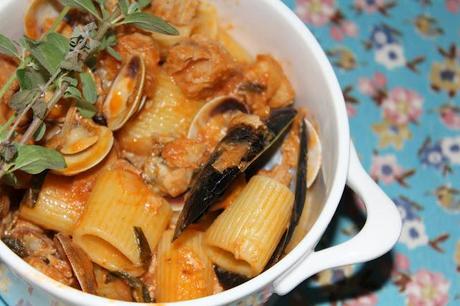 Mezze maniche con cozze e vongole in cocotte