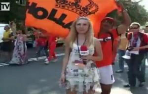 VIDEO – Tifosi olandesi travolgono una bella giornalista ucraina,gli alzano anche il vestitino!