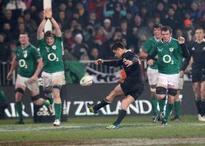 Dan Carter spezza la resistenza irlandese con un drop all’ultimo secondo: 22 a 19 per gli All Blacks