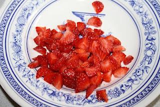 Pan di spagna alle fragole con crema chantilly e amarene