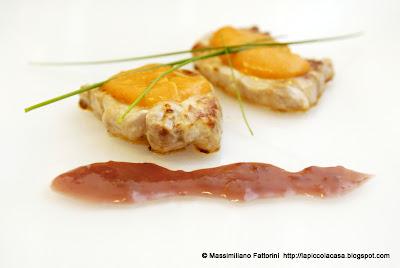 Tournedos di filetto di maiale con riduzione di Negroni e salsa di peperoni essiccati e pecorino