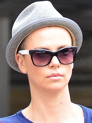 CAMBIO DI LOOK PER CHARLIZE