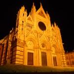 facciata del duomo di Siena di notte