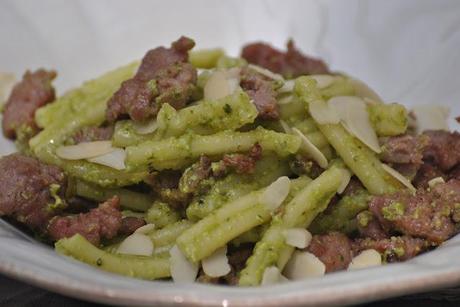 Casarecce di Gragnano al pesto di fave, bocconcini di salsiccia e mandorle