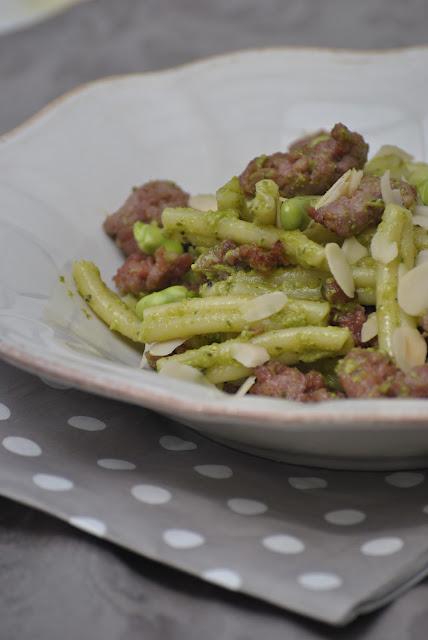 Casarecce di Gragnano al pesto di fave, bocconcini di salsiccia e mandorle