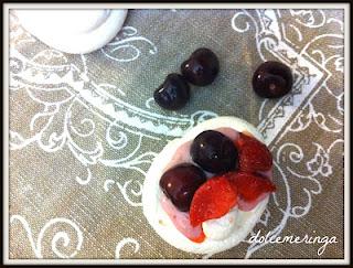 MINI PAVLOVA CON CREMA ALLO YOGURT GRECO, FRAGOLE E CILIEGIE