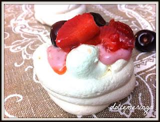 MINI PAVLOVA CON CREMA ALLO YOGURT GRECO, FRAGOLE E CILIEGIE