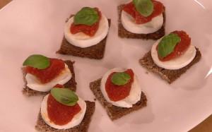 Crostini neri con mozzarella