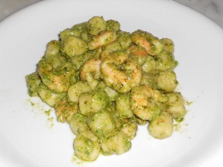 Gnocchi con pesto leggero e gamberi