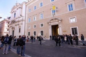 La tomba di De Pedis viene traslata ma i misteri rimangono a Sant'Apollinare.